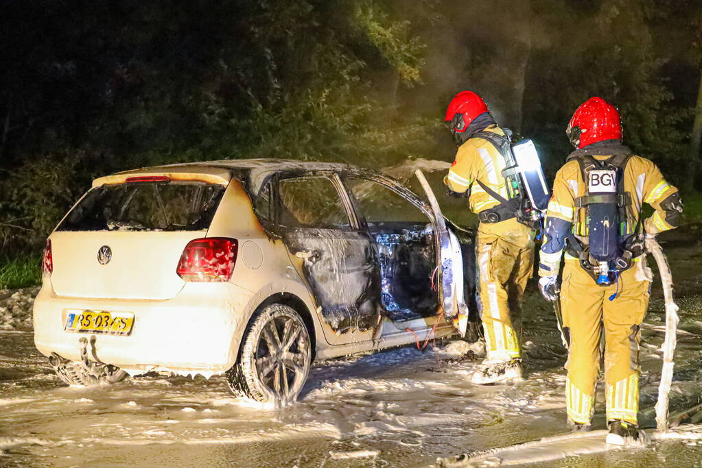 Personenwagen verwoest vanwege brand