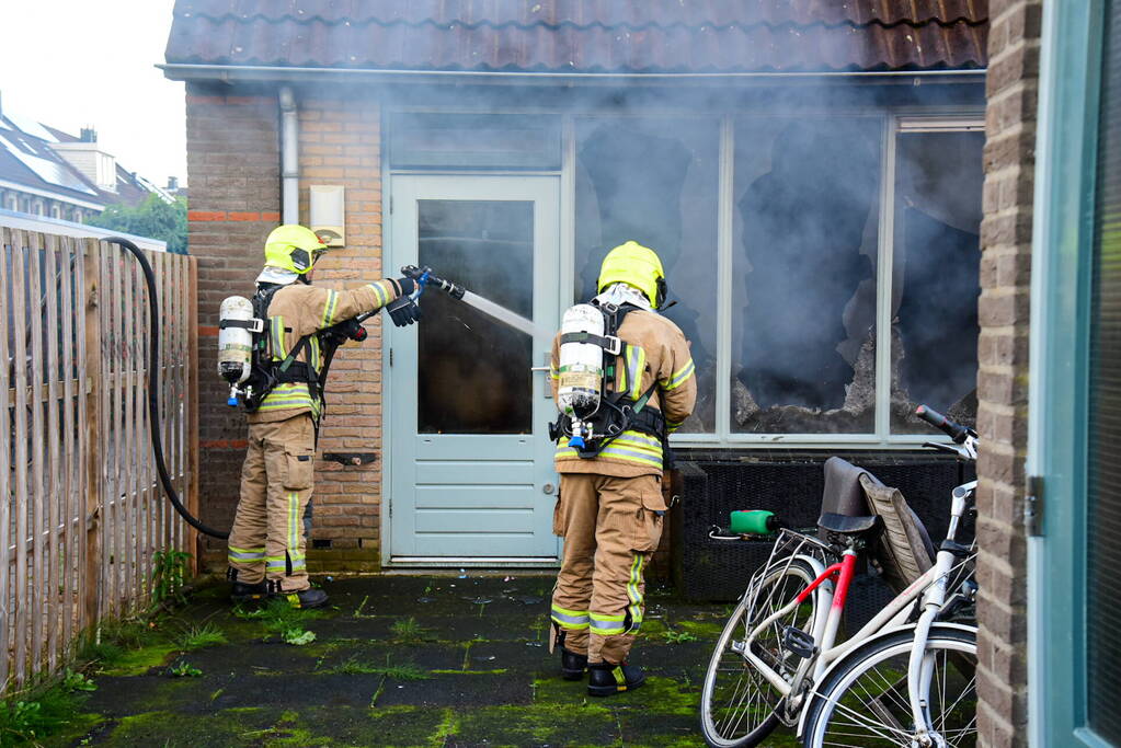 Persoon sticht brand in woning en sluit zichzelf op in schuur