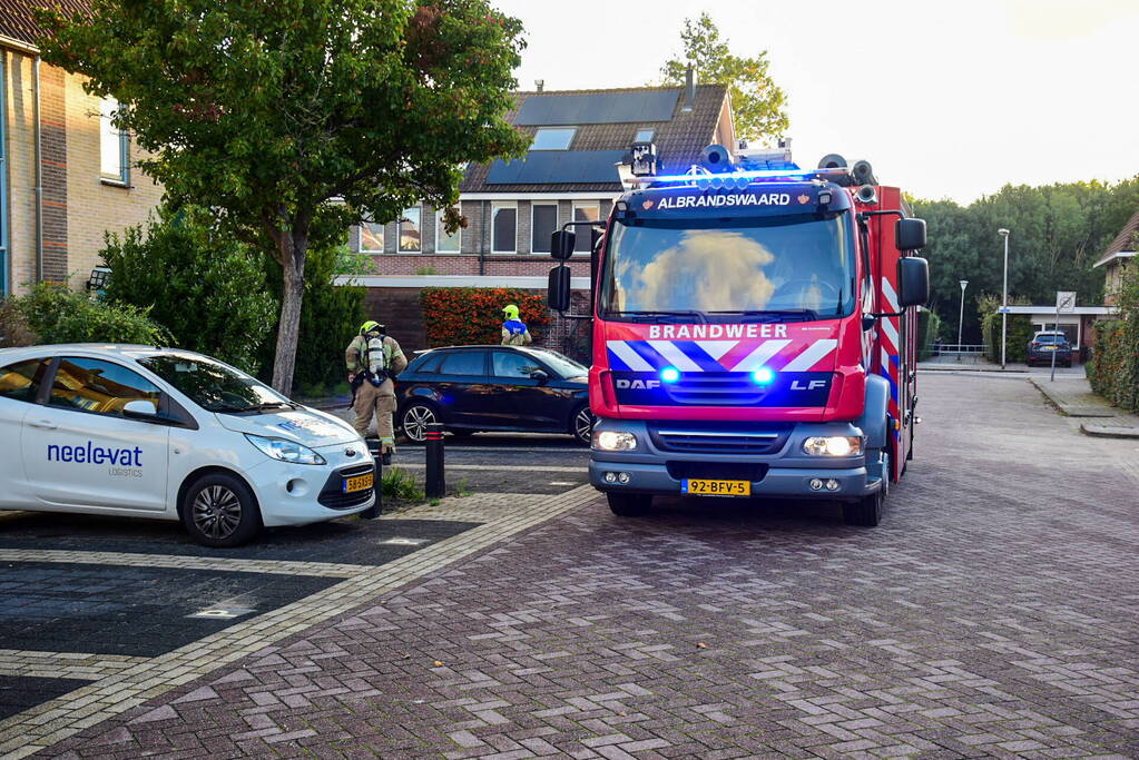 Persoon sticht brand in woning en sluit zichzelf op in schuur