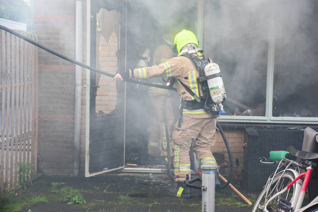 Persoon sticht brand in woning en sluit zichzelf op in schuur