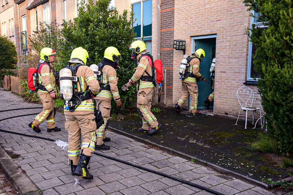 Persoon sticht brand in woning en sluit zichzelf op in schuur