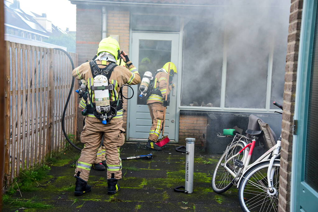 Persoon sticht brand in woning en sluit zichzelf op in schuur