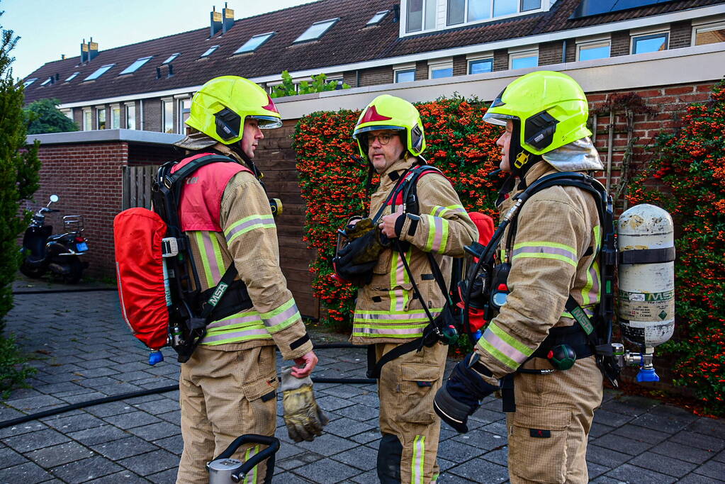 Persoon sticht brand in woning en sluit zichzelf op in schuur