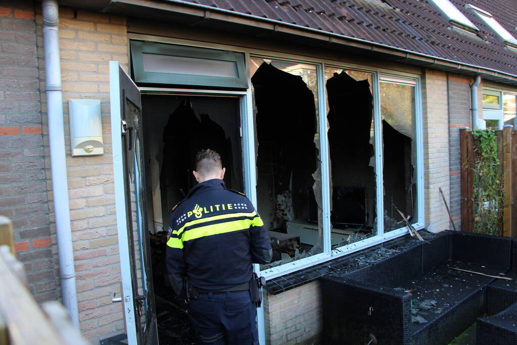 Persoon sticht brand in woning en sluit zichzelf op in schuur