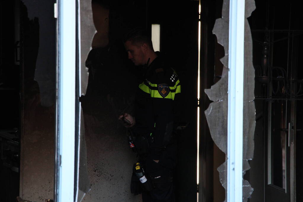 Persoon sticht brand in woning en sluit zichzelf op in schuur