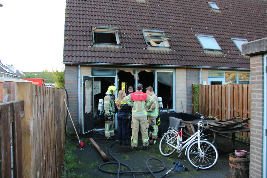 Persoon sticht brand in woning en sluit zichzelf op in schuur