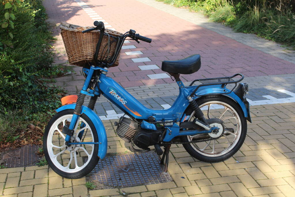 Automobilist onder invloed botst op scooter