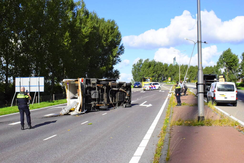 Camper belandt op zijkant