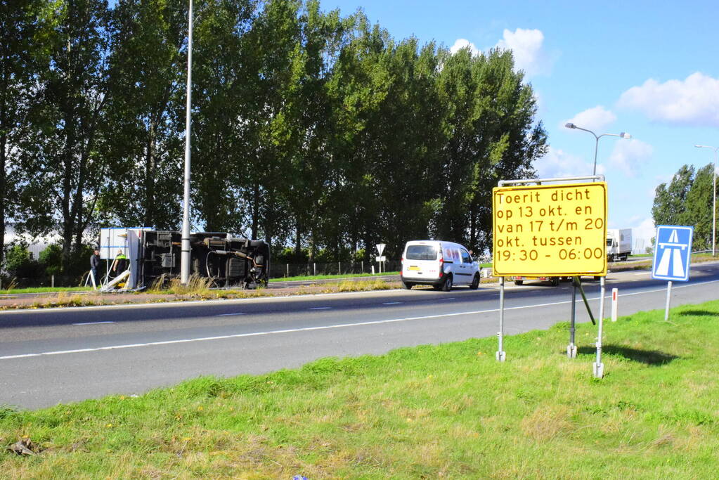 Camper belandt op zijkant