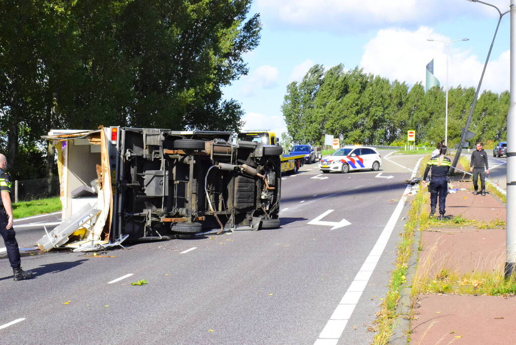 Camper belandt op zijkant