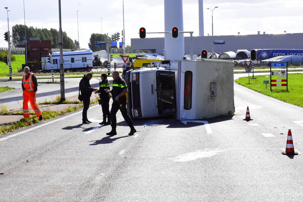Camper belandt op zijkant