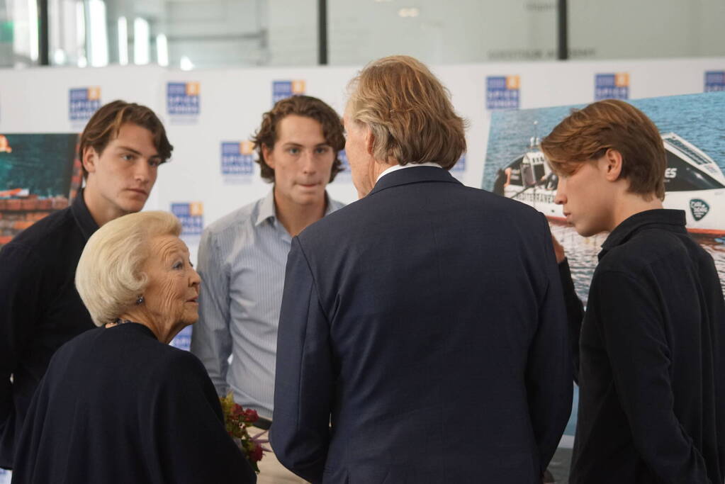 Prinses Beatrix brengt bezoek aan 'Het Oranjepad'