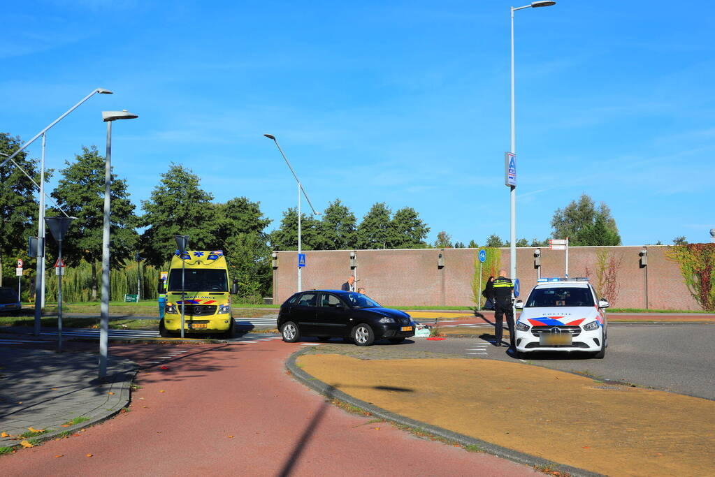 Fietser botst op auto bij oversteekplaats