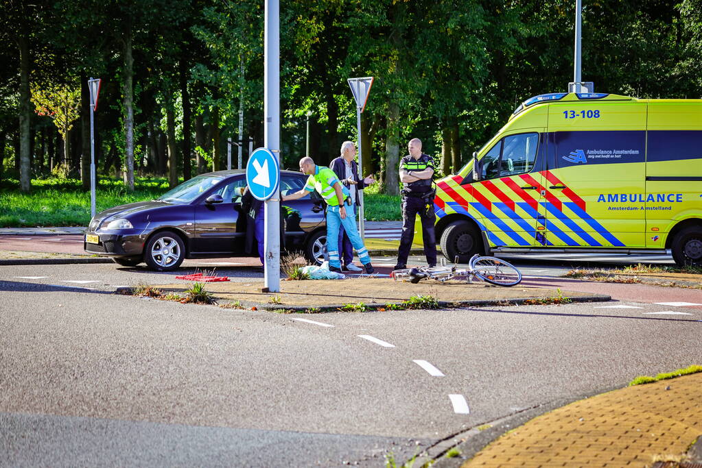 Fietser botst op auto bij oversteekplaats