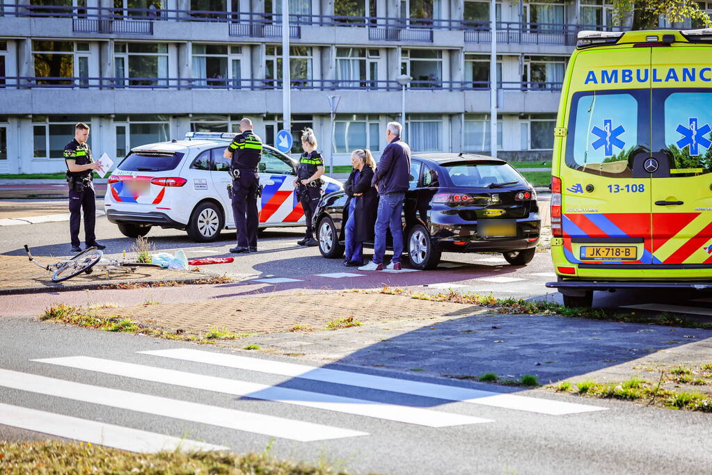 Fietser botst op auto bij oversteekplaats