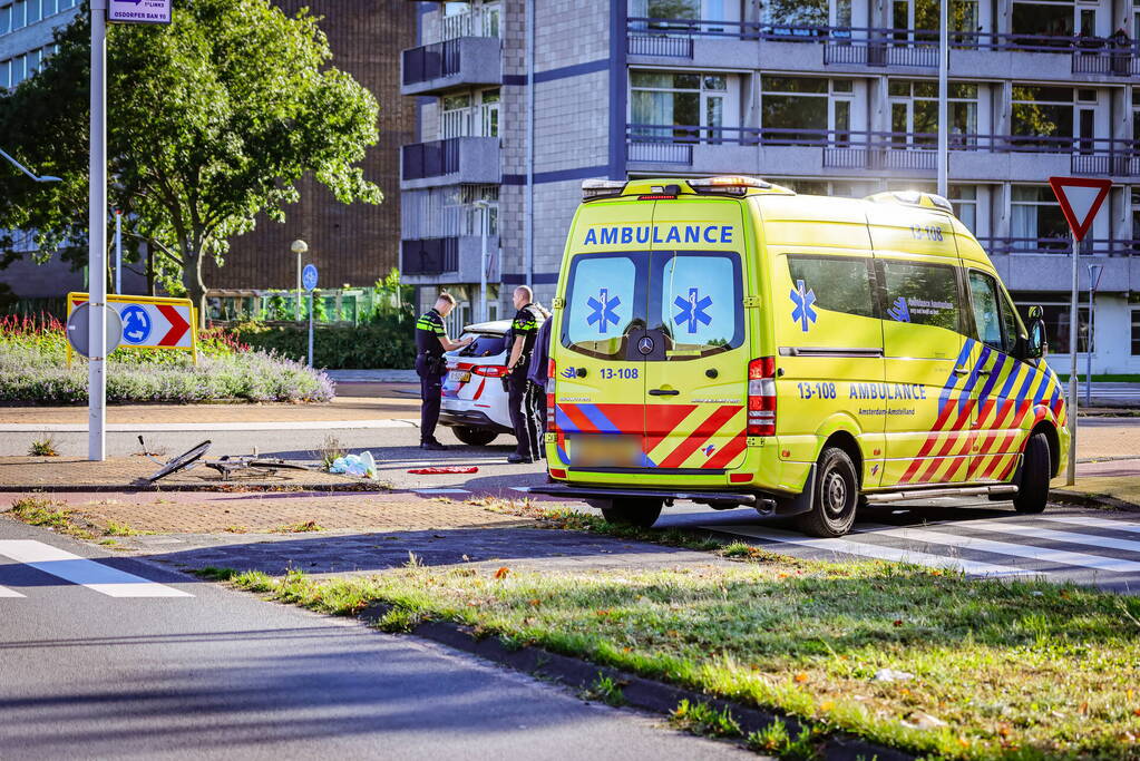 Fietser botst op auto bij oversteekplaats