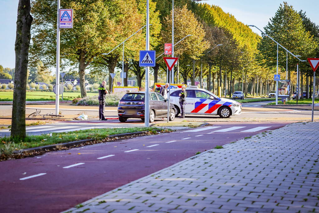 Fietser botst op auto bij oversteekplaats