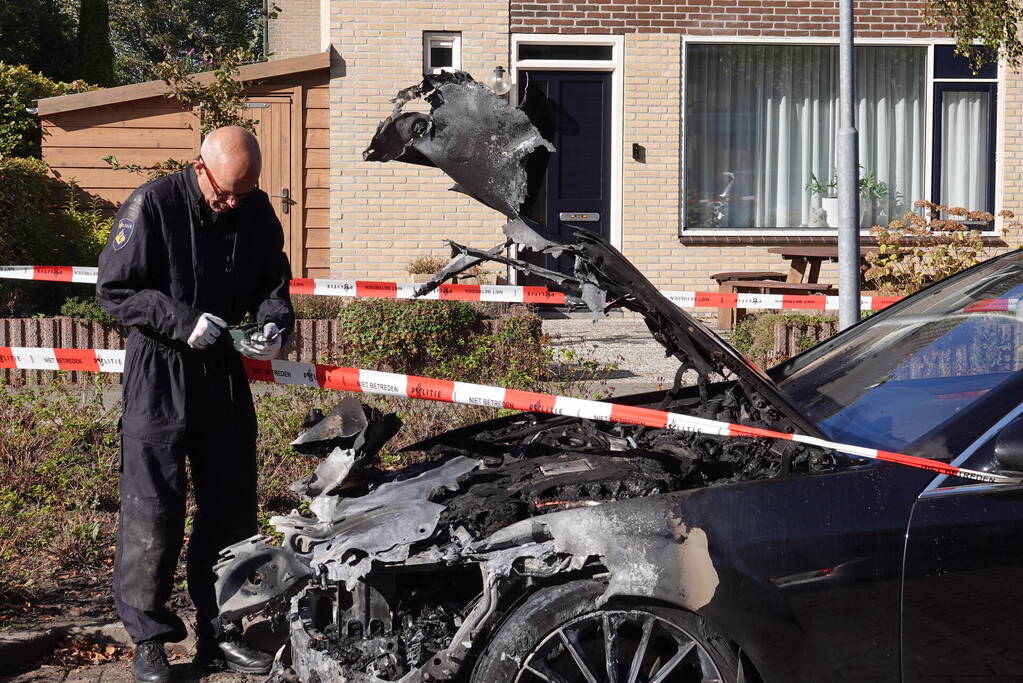 Motorcompartiment van personenwagen verwoest vanwege brand