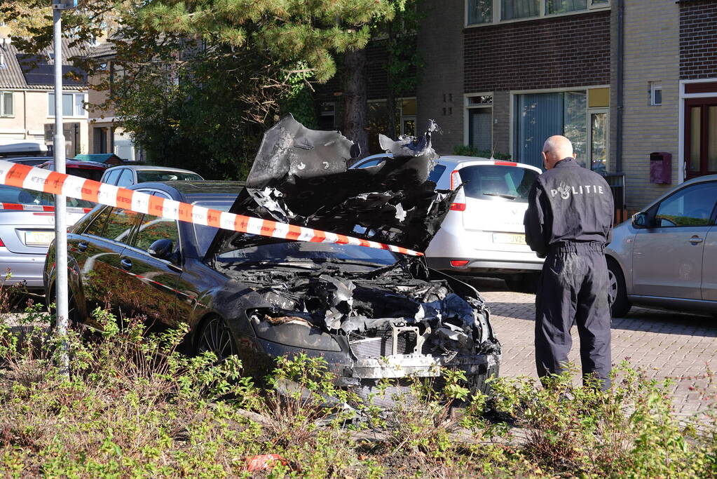 Motorcompartiment van personenwagen verwoest vanwege brand