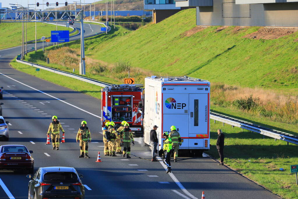 Studiovrachtwagen vat vlam door vastgelopen remmen