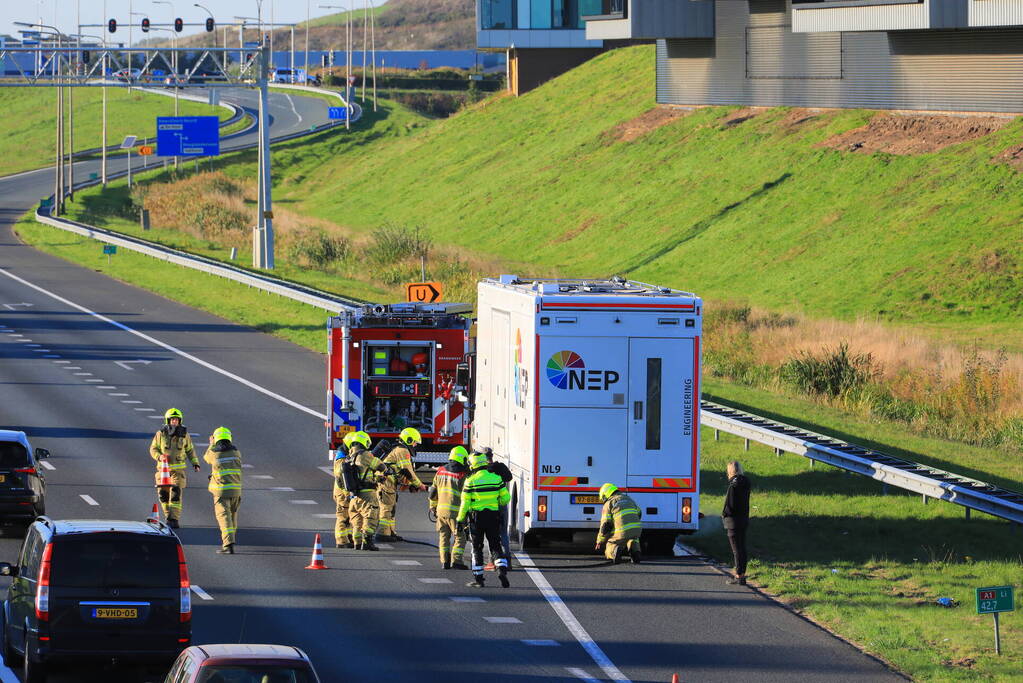 Studiovrachtwagen vat vlam door vastgelopen remmen