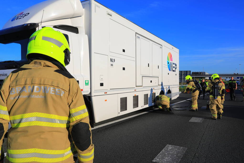 Studiovrachtwagen vat vlam door vastgelopen remmen