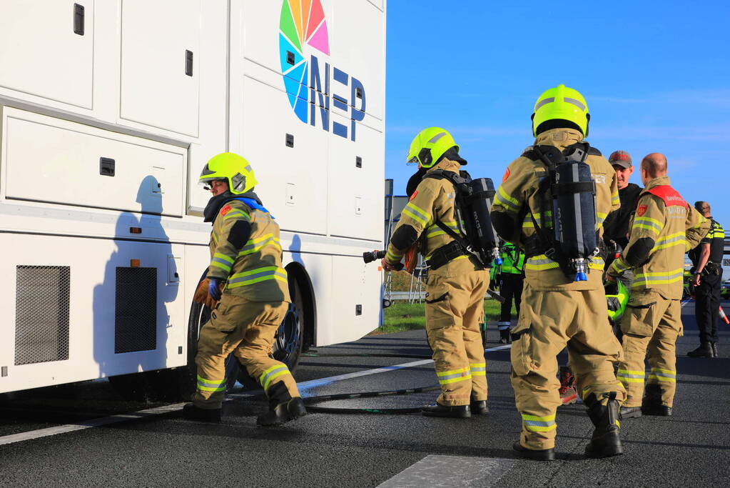 Studiovrachtwagen vat vlam door vastgelopen remmen