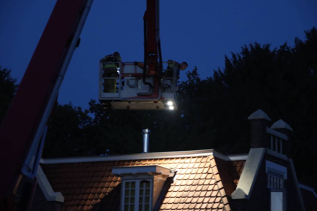 Brandweer blust schoorsteenbrand