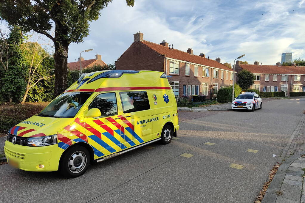 Fietser en automobilist botsen op kruising