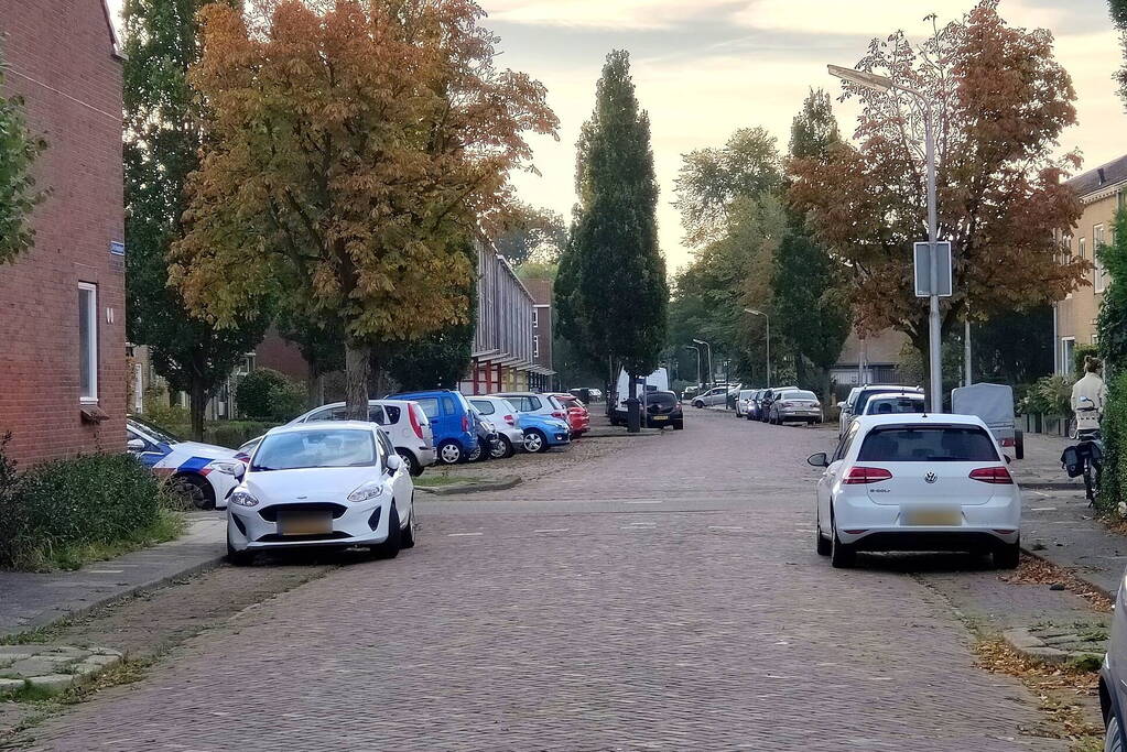 Fietser en automobilist botsen op kruising