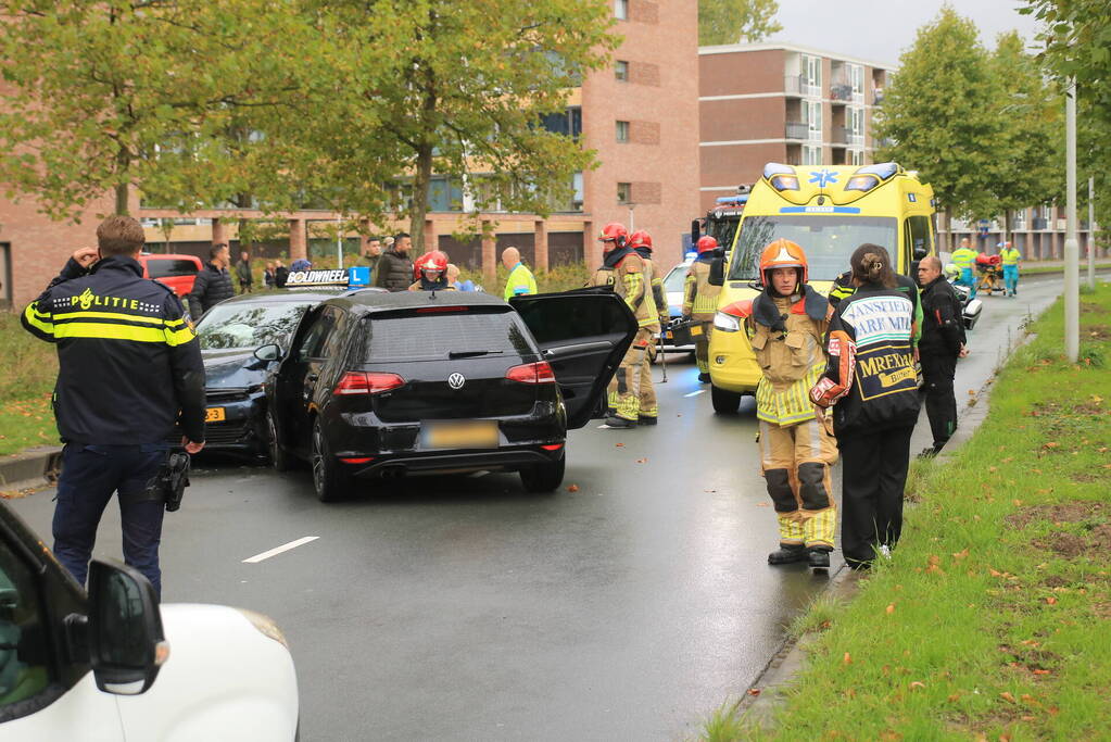 Personenwagen botst frontaal op lesauto