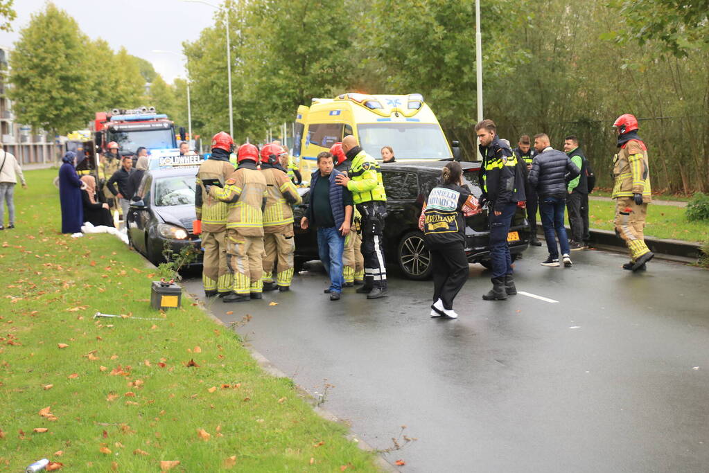 Personenwagen botst frontaal op lesauto