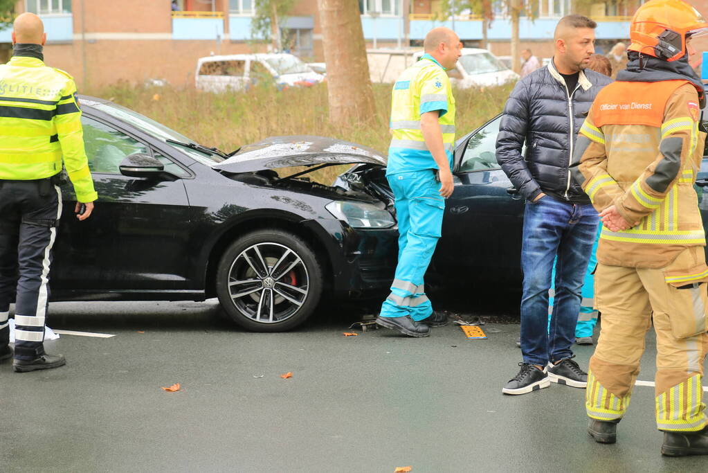 Personenwagen botst frontaal op lesauto