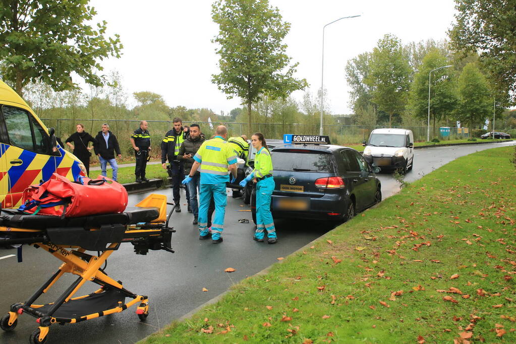 Personenwagen botst frontaal op lesauto