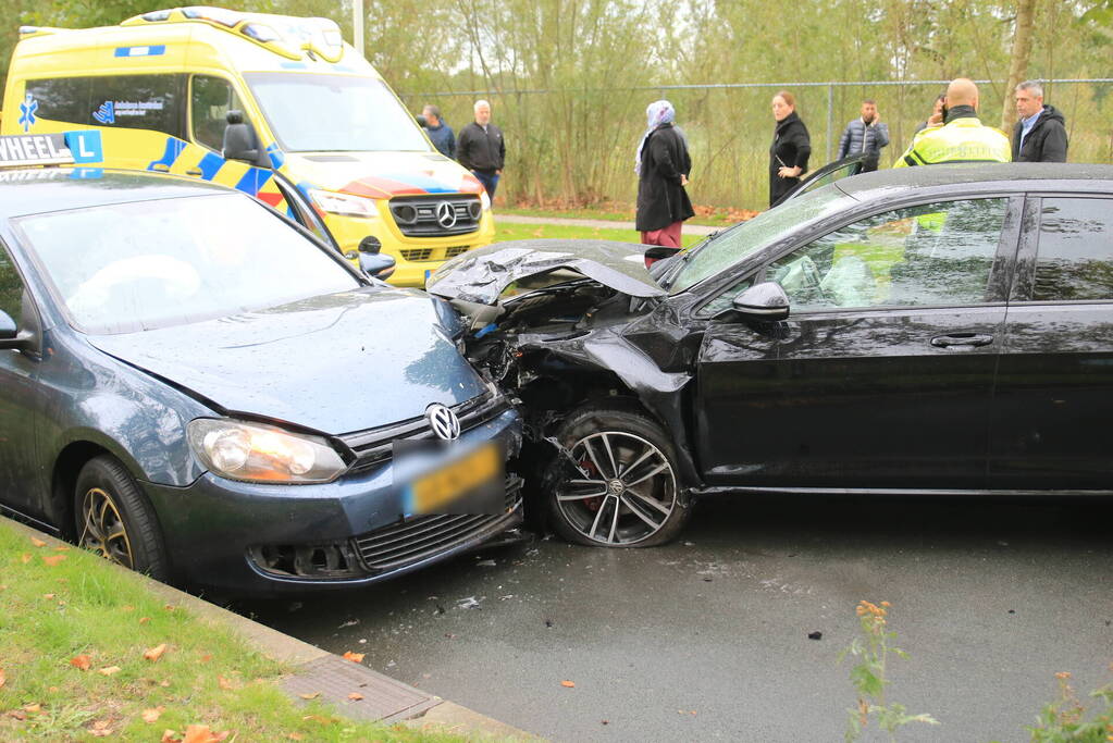 Personenwagen botst frontaal op lesauto