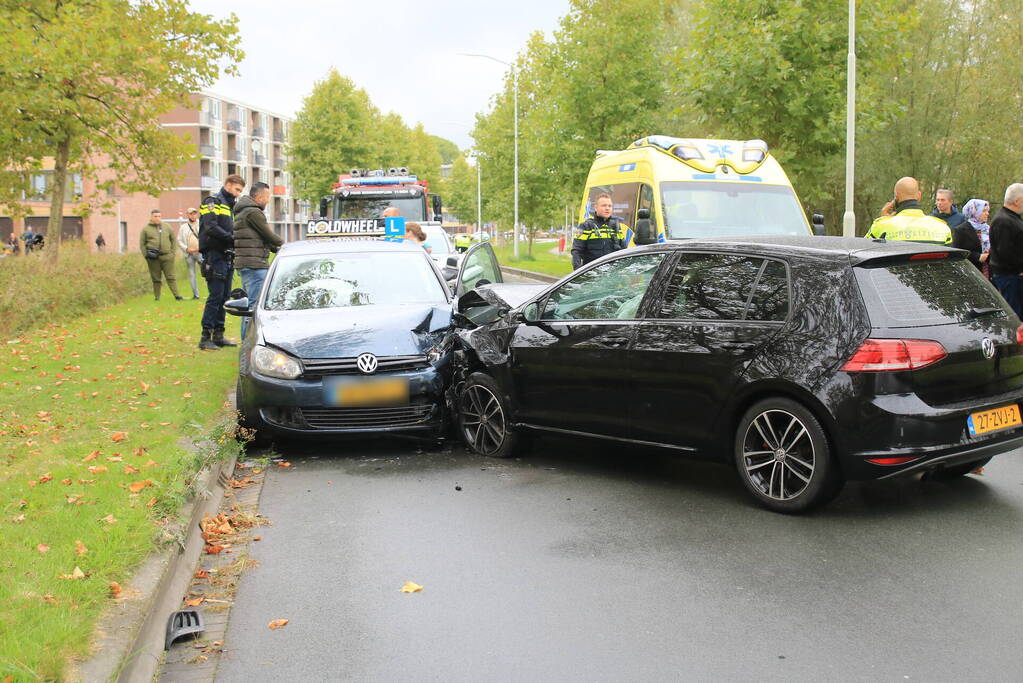 Personenwagen botst frontaal op lesauto