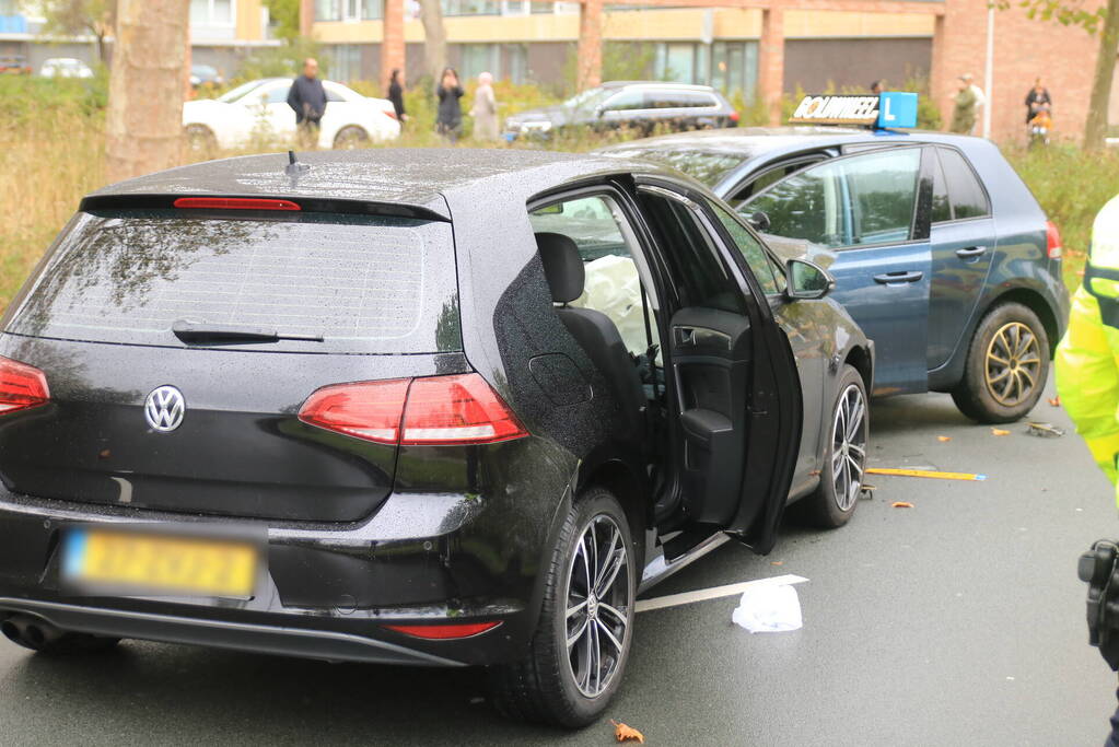 Personenwagen botst frontaal op lesauto