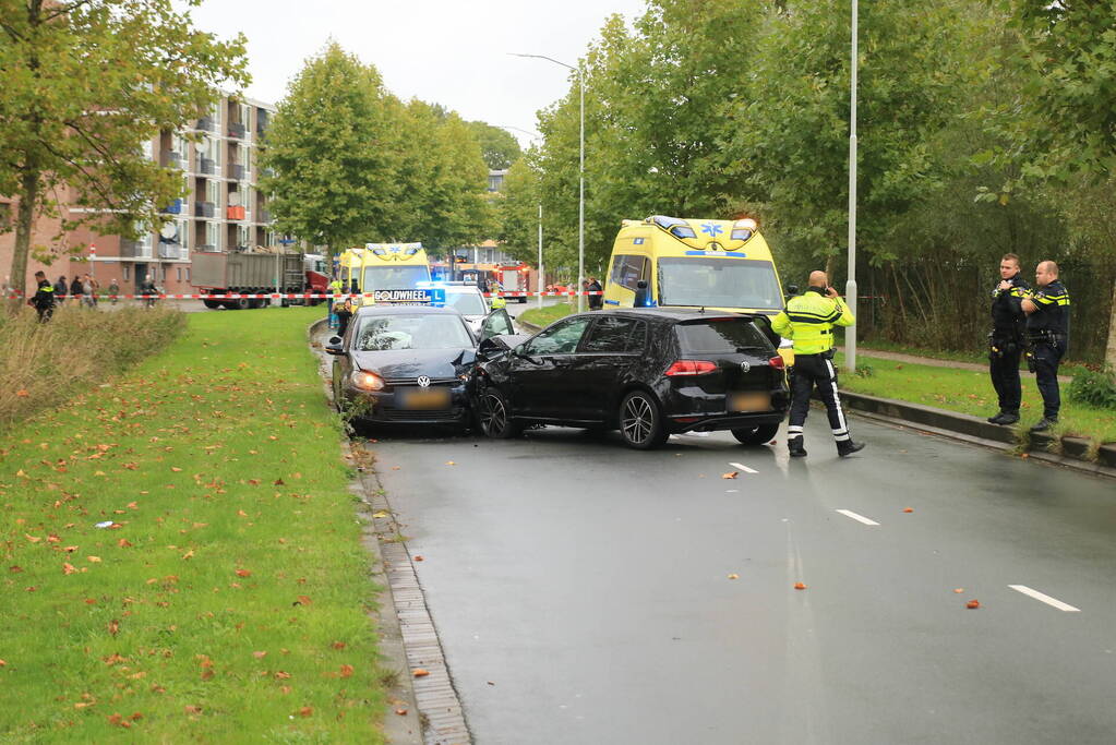 Personenwagen botst frontaal op lesauto
