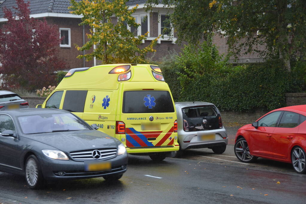 Vrouwelijke bestuurder gewond bij kop-staart botsing