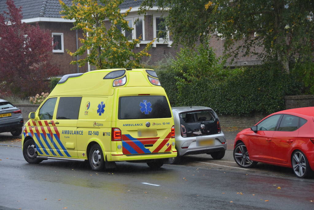 Vrouwelijke bestuurder gewond bij kop-staart botsing