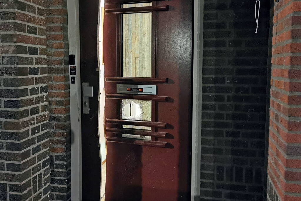 Brandweer opent deur met motorkettingzaag bij medisch noodgeval