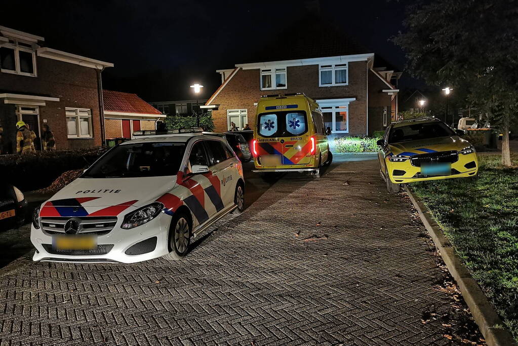 Brandweer opent deur met motorkettingzaag bij medisch noodgeval