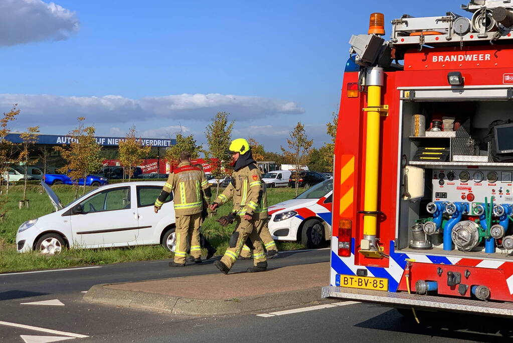 Weg afgesloten vanwege autobrand