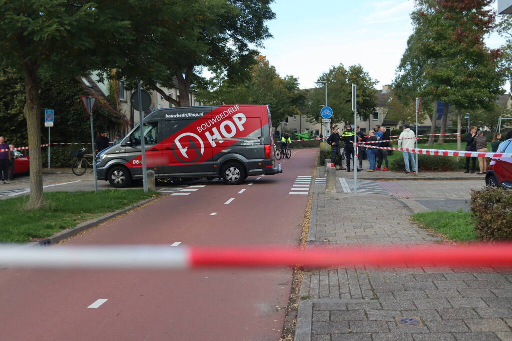 Persoon belandt onder bestelbus