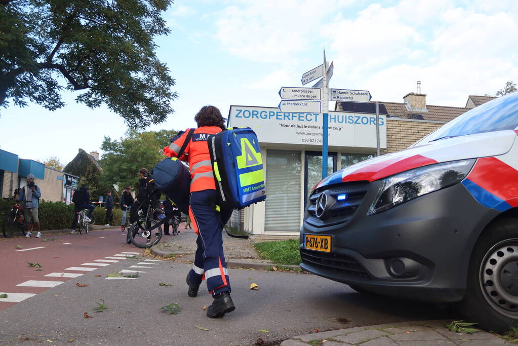 Persoon belandt onder bestelbus