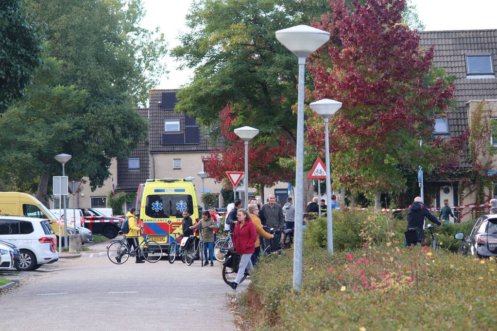 Persoon belandt onder bestelbus