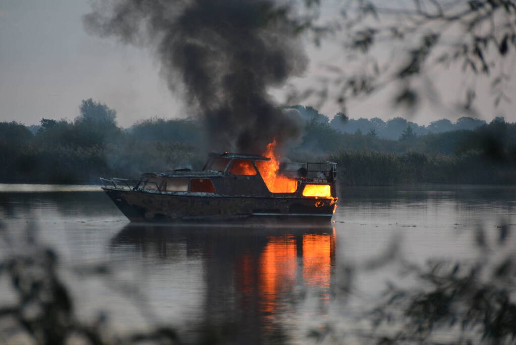 Flinke rookontwikkeling bij brand op plezierboot