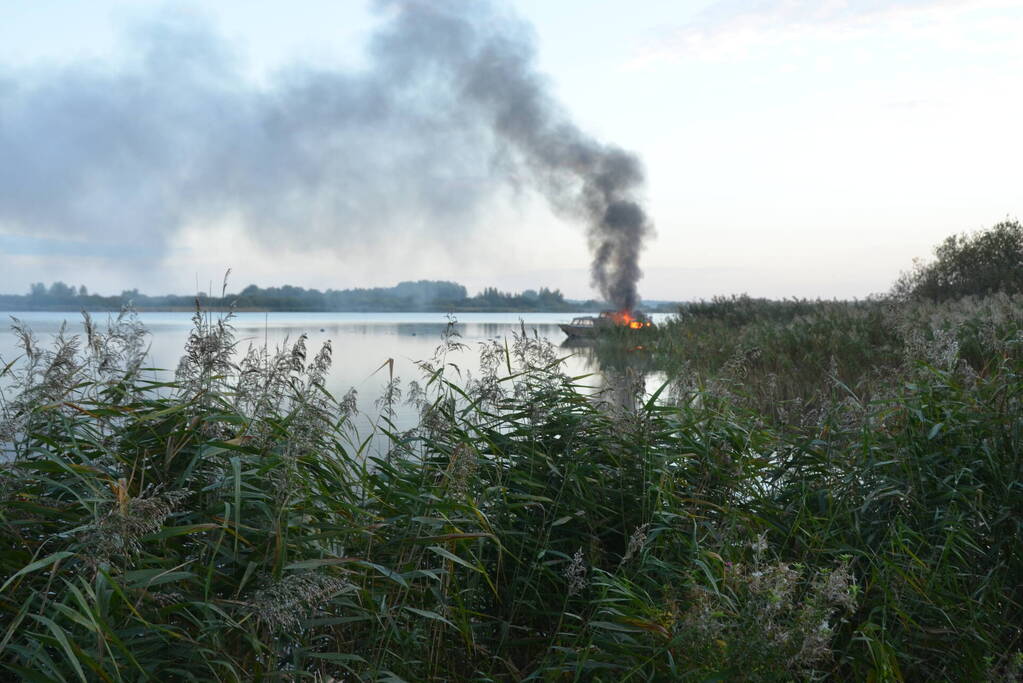 Flinke rookontwikkeling bij brand op plezierboot