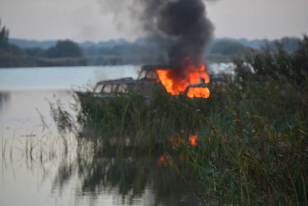 Flinke rookontwikkeling bij brand op plezierboot