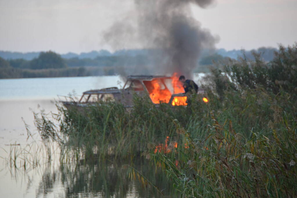 Flinke rookontwikkeling bij brand op plezierboot